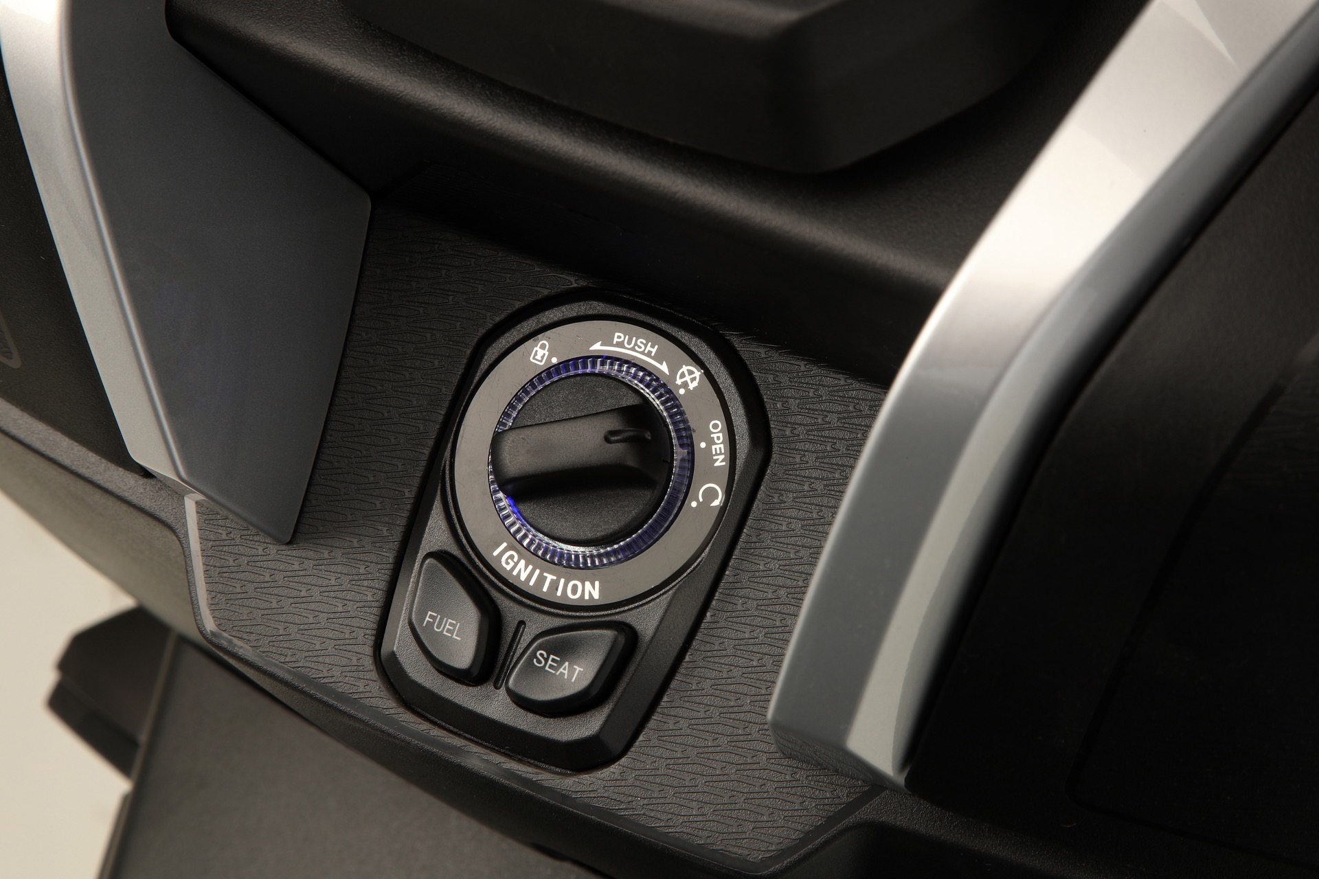 Detalle de los controles del QJ Motor ATR 125, un diseño funcional y ergonómico.