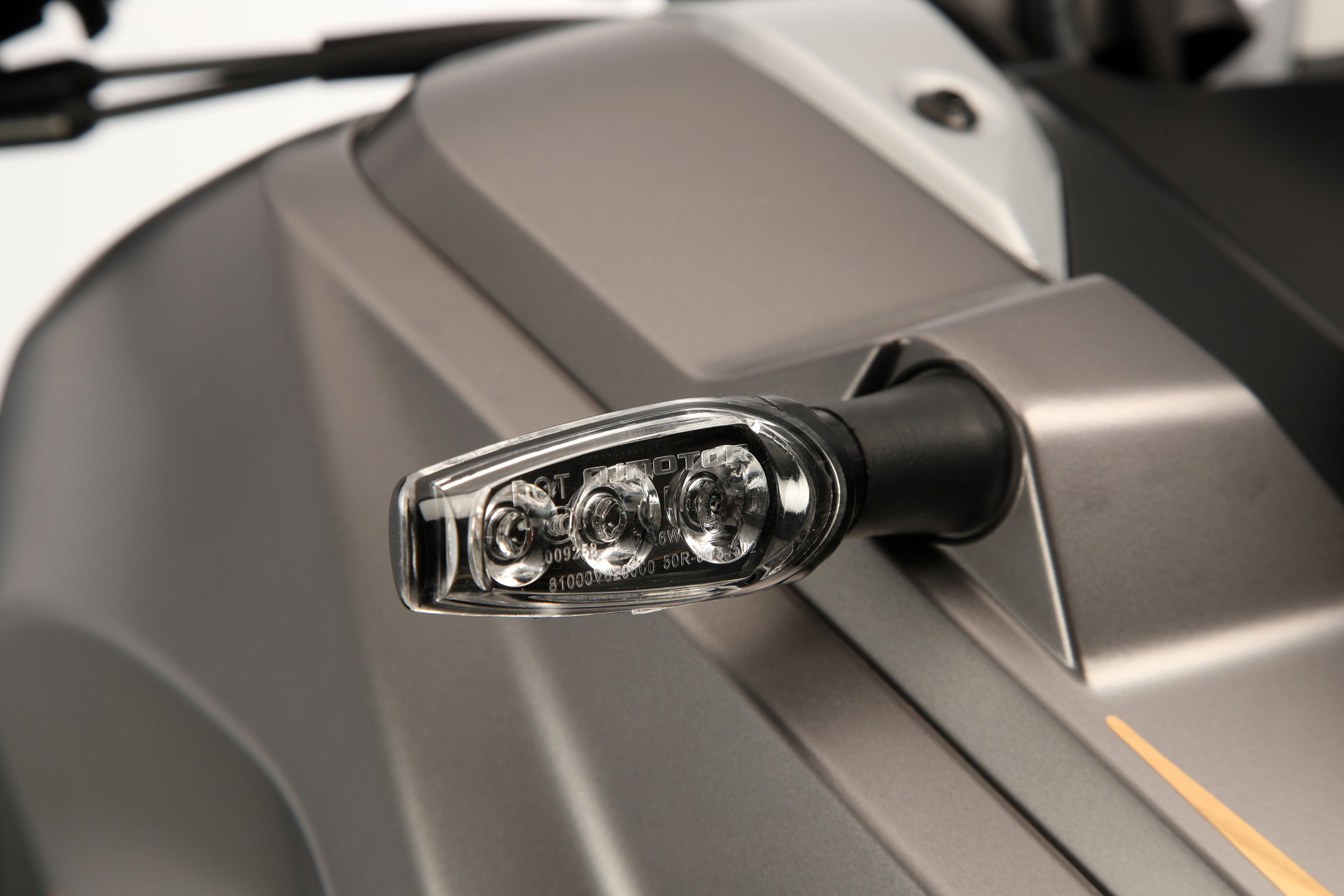 Close-up de la óptica del QJ Motor ATR 125, diseño funcional y moderno.