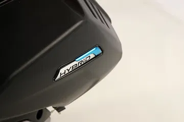 Logo distintivo del QJ Motor ATR 125 que resalta su diseño moderno.