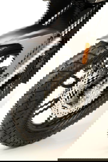Detalle de la rueda del QJ Motor ATR 125, destacando su diseño y componentes. 