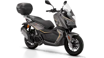 El QJ Motor ATR 125 destaca por su diseño funcional y moderno, ideal para una movilidad ágil.