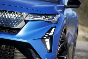 Vista cercana muestra diseño vanguardista delantera Renault