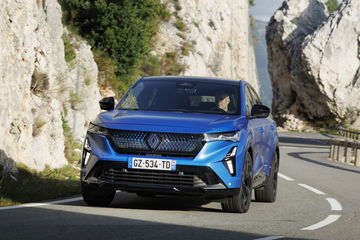 Vista dinámica del Renault más potente, enfocando su robusta frontal y línea lateral.