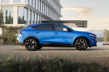 Vista lateral del Renault Rafale E-Tech 4x4 300 CV en azul. Vista lateral del Renault Rafale E-Tech 4x4 300 CV en azul.