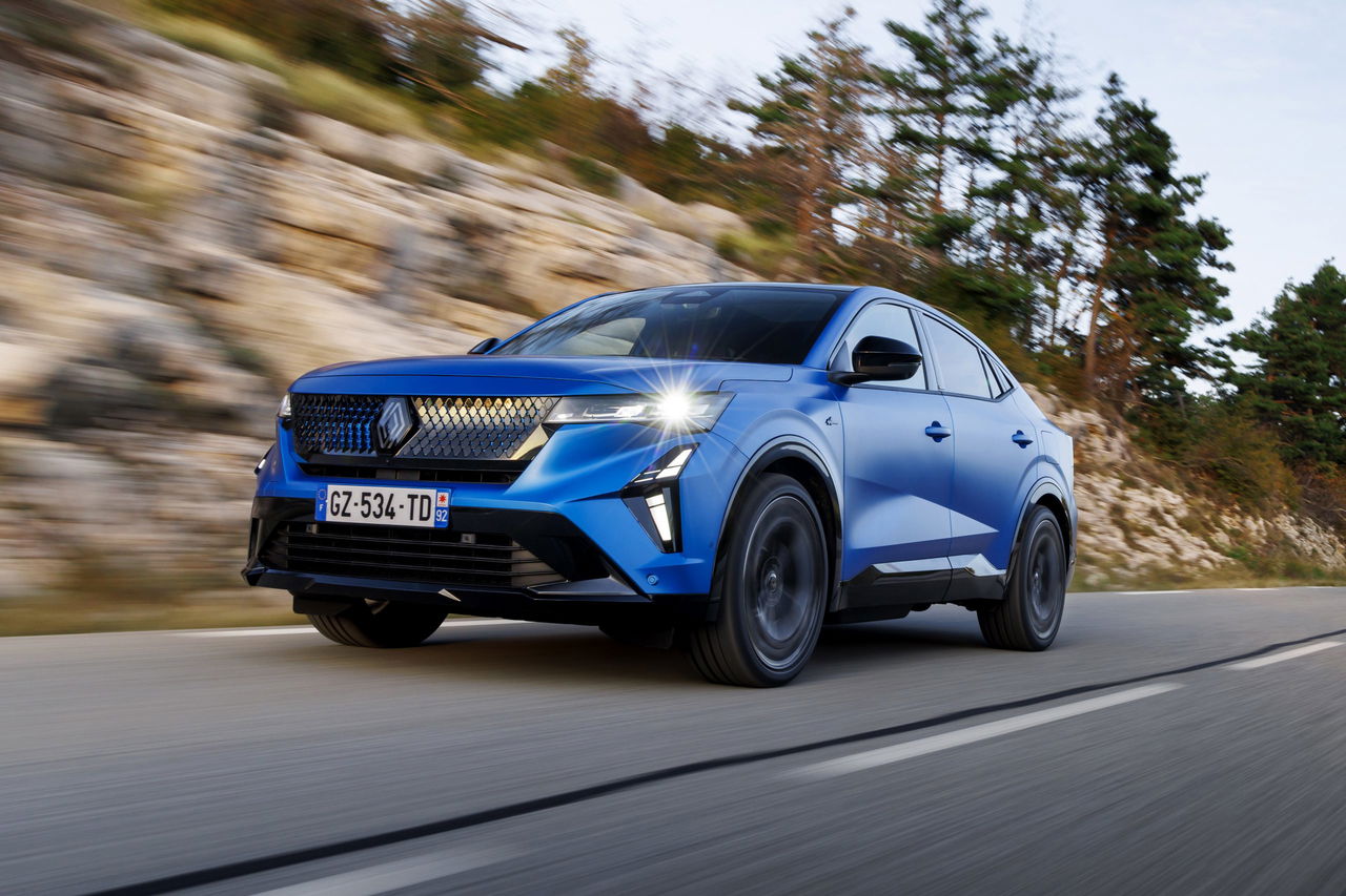 Renault Rafale E-Tech 4x4 300 CV en movimiento, acabado azul.