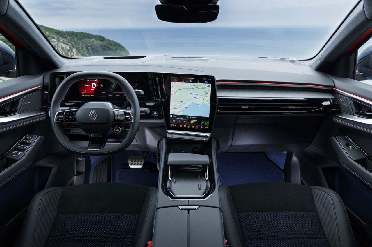 Vista interior del Renault Rafale E-Tech 4x4 con enfoque en diseño y tecnología
