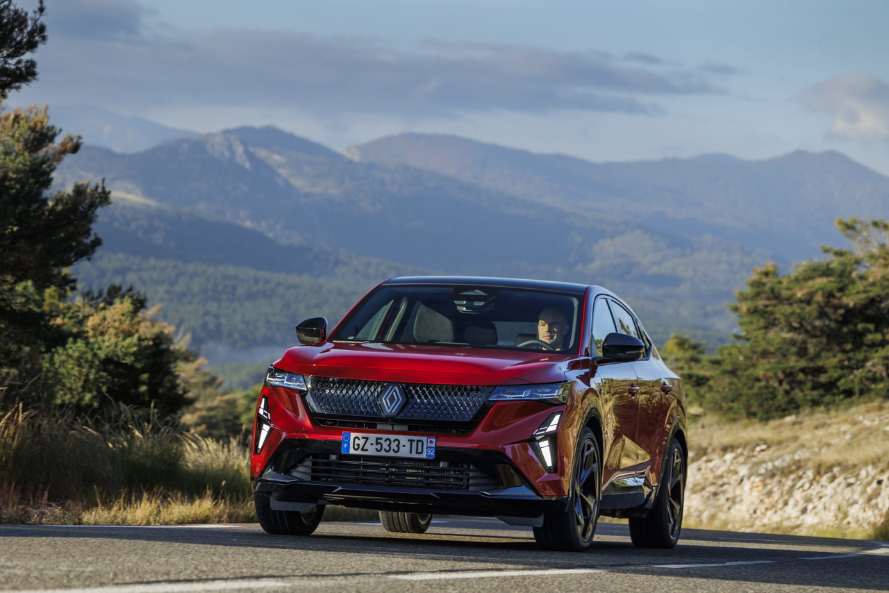 Renault Rafale E-Tech 4x4 en color rojo dinámico y deportivo.