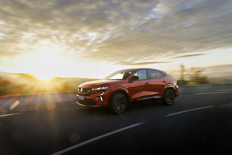 Vista dinámica del Renault Rafale E-Tech 4x4 en movimiento Vista dinámica del Renault Rafale E-Tech 4x4 en movimiento