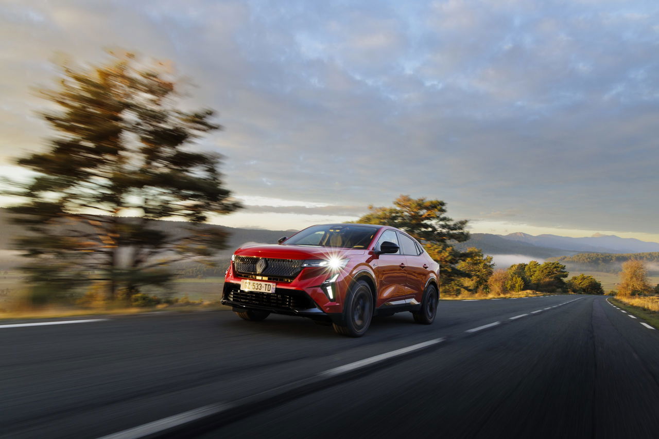 Renault Rafale E-Tech 4x4 300 CV en movimiento, acabado rojo.