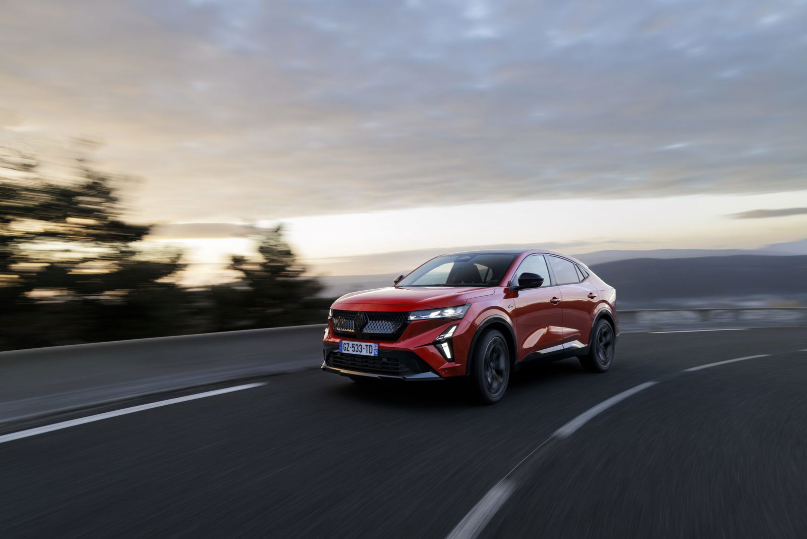 El Renault Rafale E-Tech 4x4 impacta con su estampa lateral a toda velocidad.