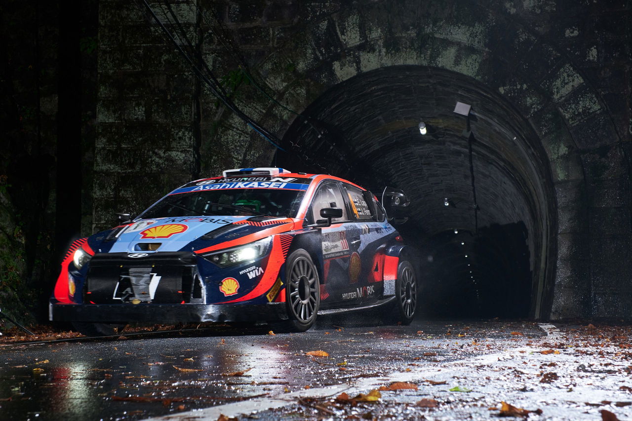 El Toyota Yaris Rally1 brilla en condiciones adversas, listos para el desafío.