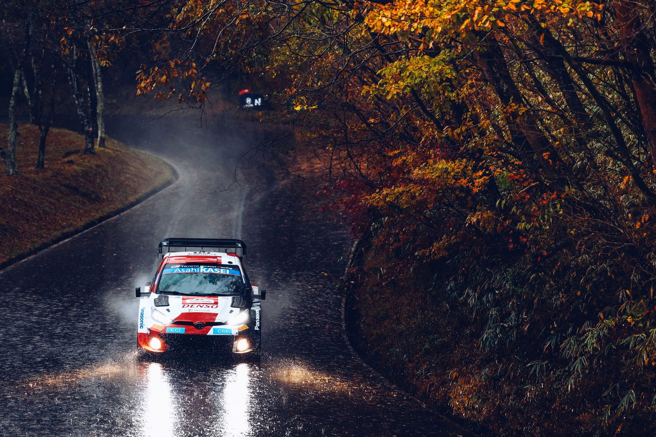 Vehículo de rally en acción bajo la lluvia, mostrando su agresivo diseño.