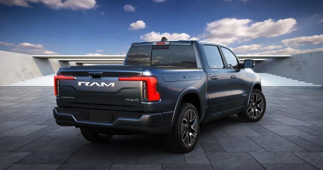 Vista trasera del nuevo Ram 1500 Rev, destacando su diseño robusto y moderno. Vista trasera del nuevo Ram 1500 Rev, destacando su diseño robusto y moderno.