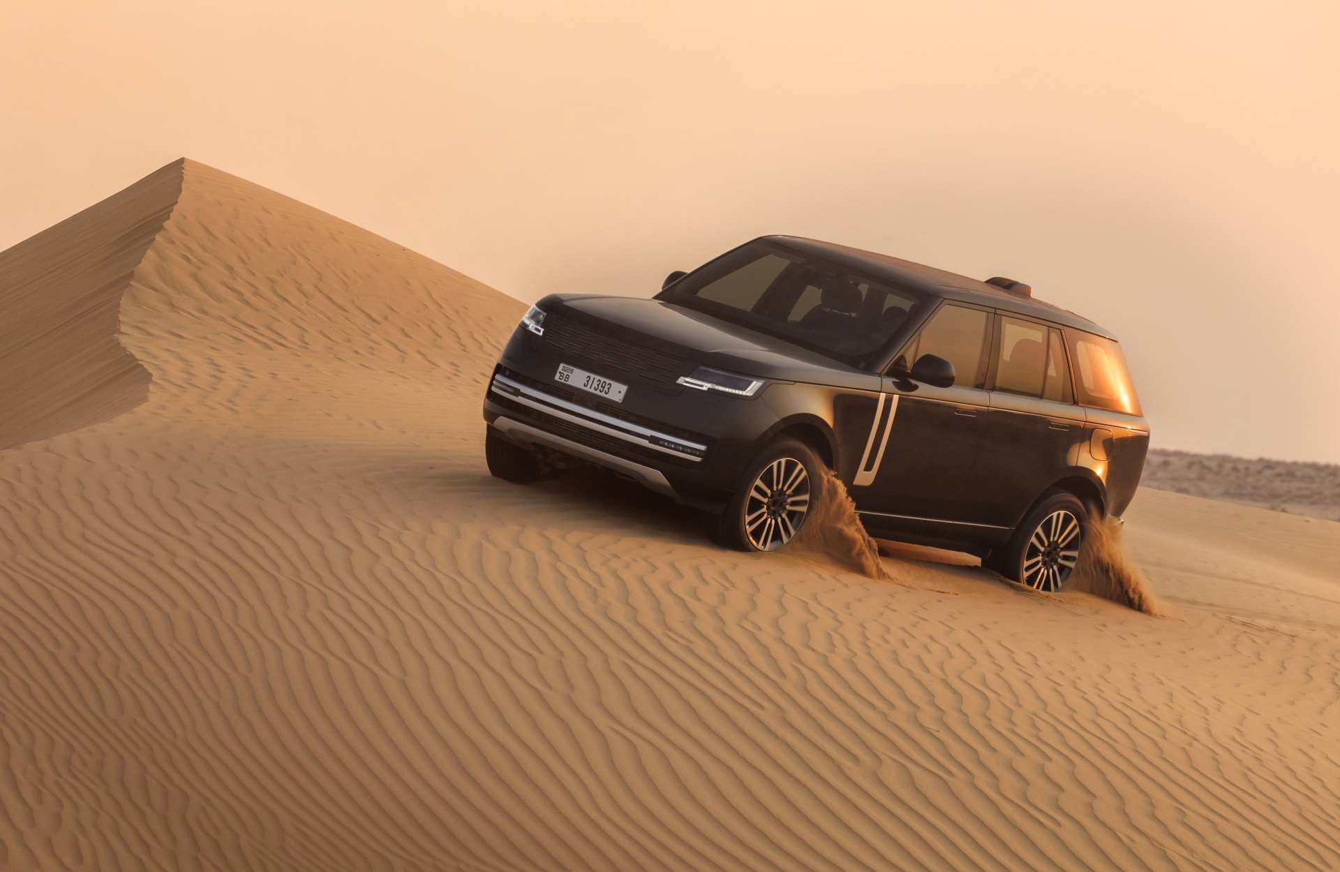El Range Rover eléctrico se presenta en un entorno desértico, mostrando su capacidad todoterreno.