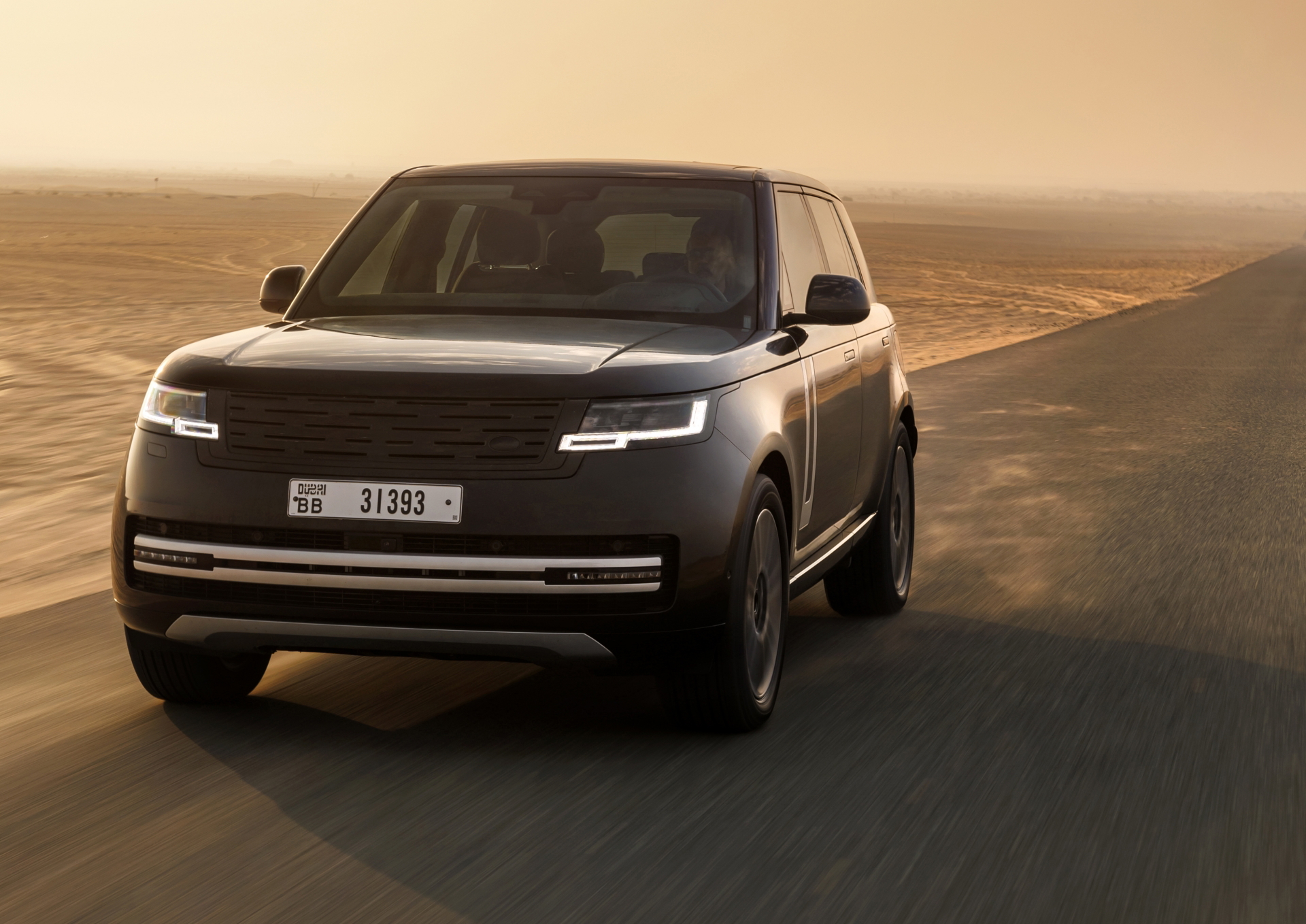 El nuevo Range Rover eléctrico, elegante y poderoso, enfrenta cualquier terreno con maestría.