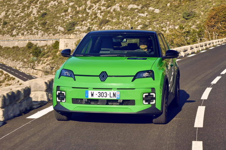 Renault 5 presenta un dise&ntilde;o moderno y audaz en un vibrante verde.