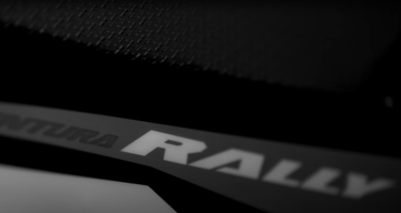 Detalle gráfico 'Rally' en motocicleta Rieju Xplora.