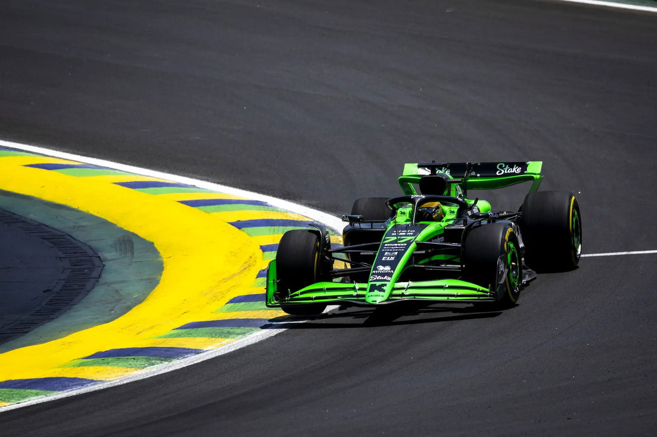 Monoplaza de Sauber en acción, de color verde con detalles amarillos