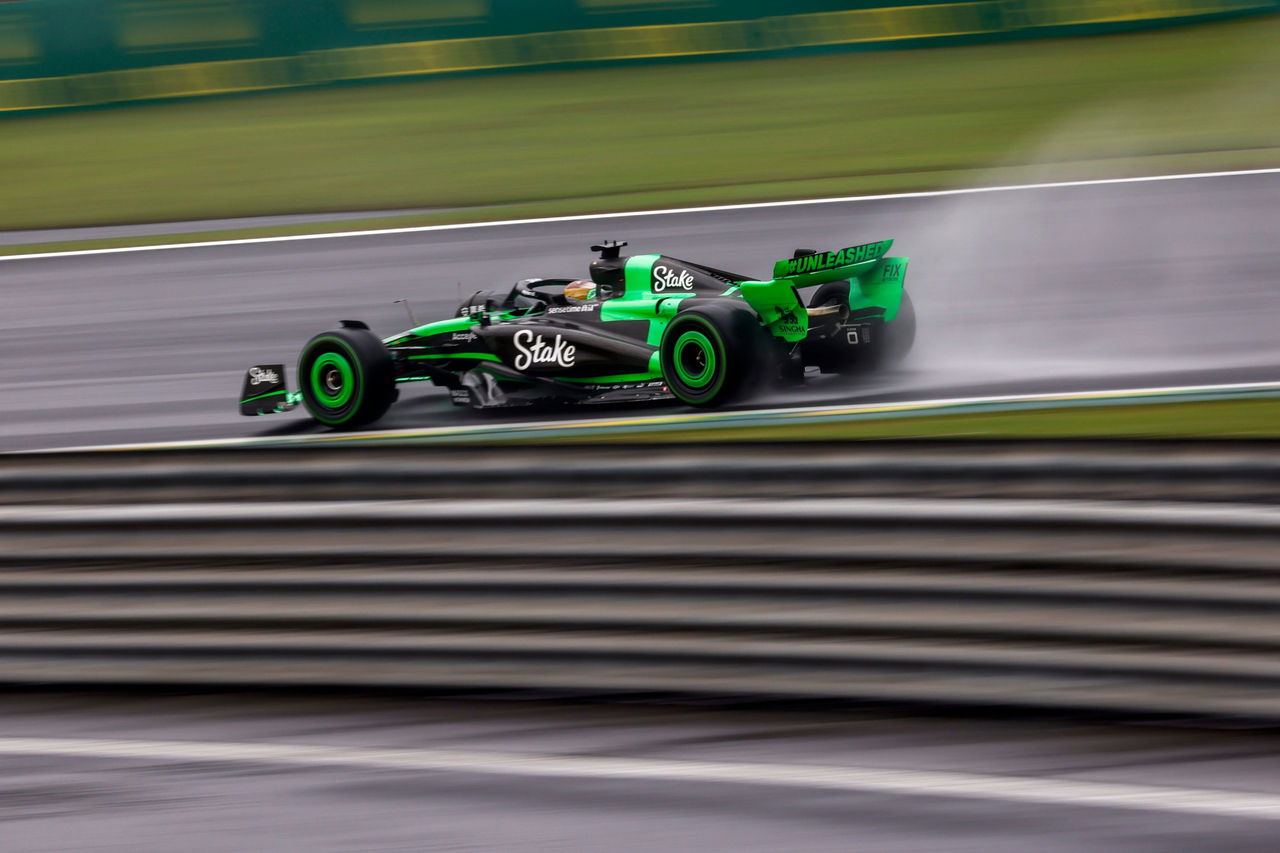 Monoplaza Sauber en plena acción bajo condiciones de lluvia