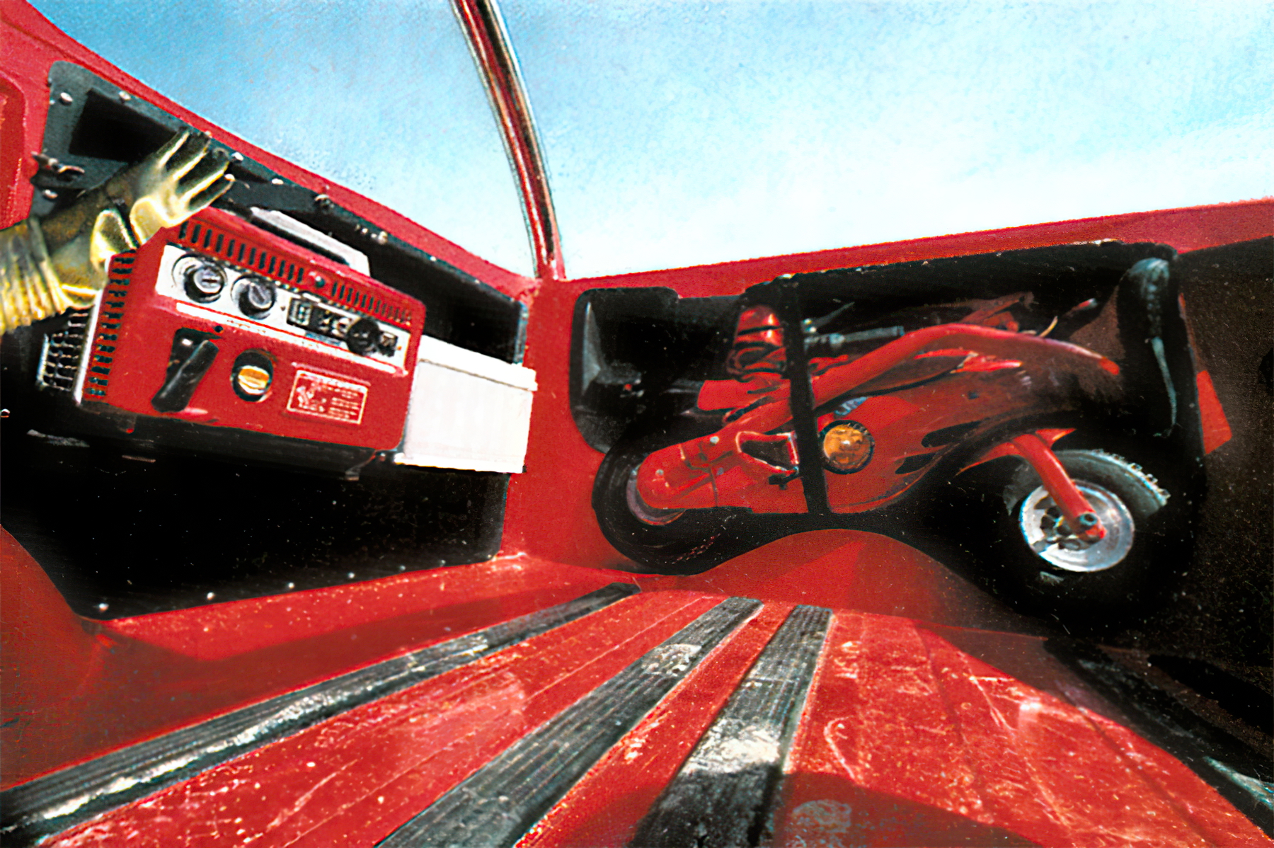 Vista detallada del interior del Sbarro Monster G, que destaca su diseño audaz y original.