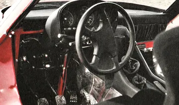 Vista del interior del Sbarro Monster G, destacando su diseño único y deportivo.