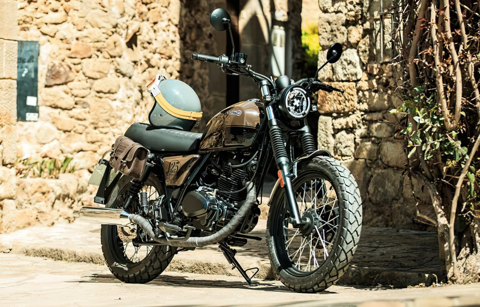 La Brixton Cromwell 125 combina un diseño retro con acabados modernos, ideal para la ciudad.