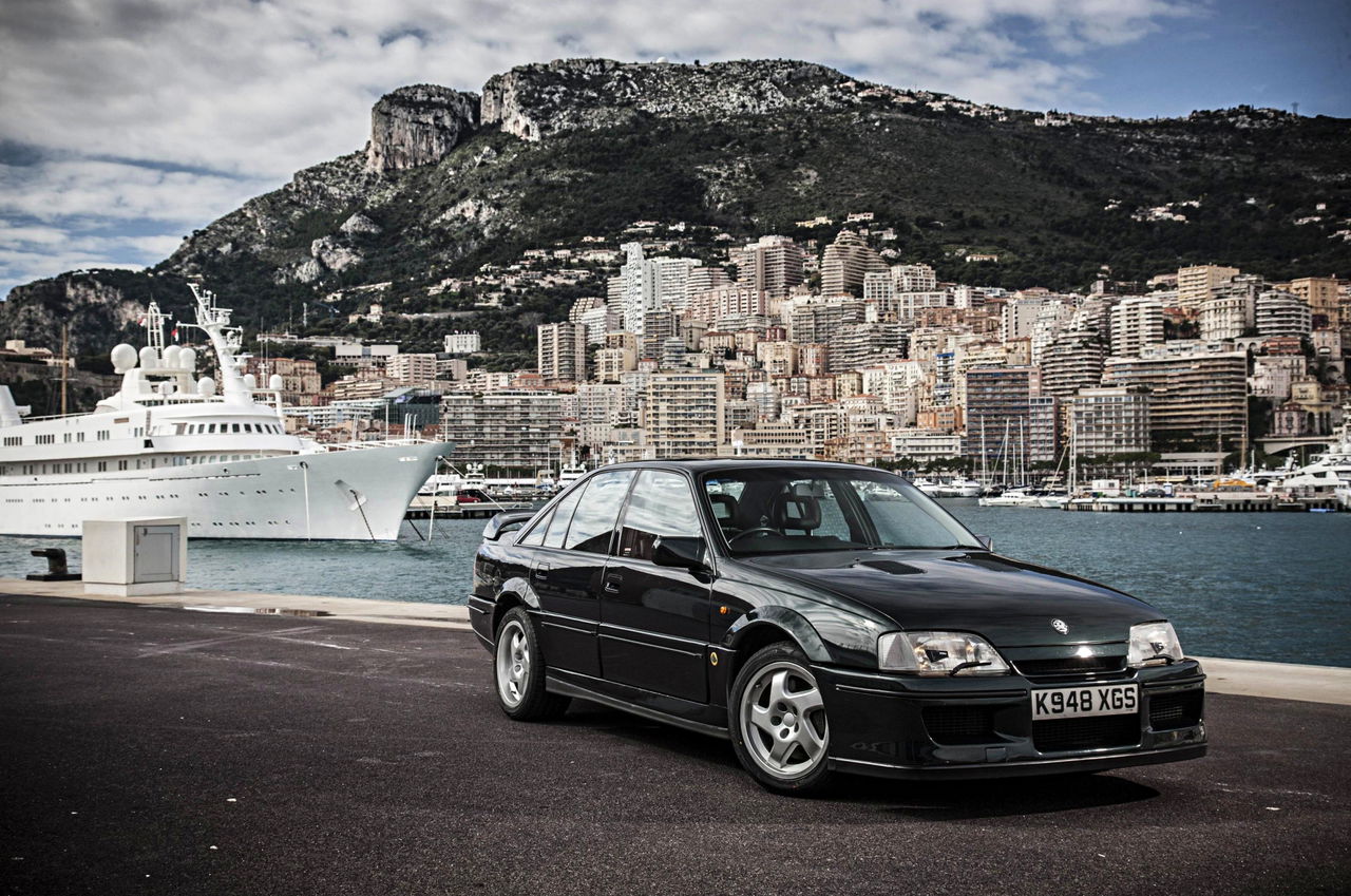 Parece el coche de tu abuelo, pero es un 'sleeper' de casi 400 CV.