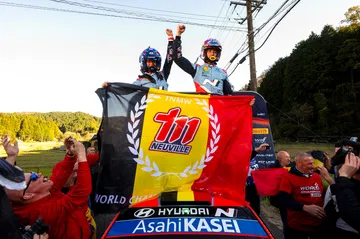 Celebración en el podio, pilotos festejan victoria tras un emocionante rally. ¡Pasión y adrenalina a flor de piel!