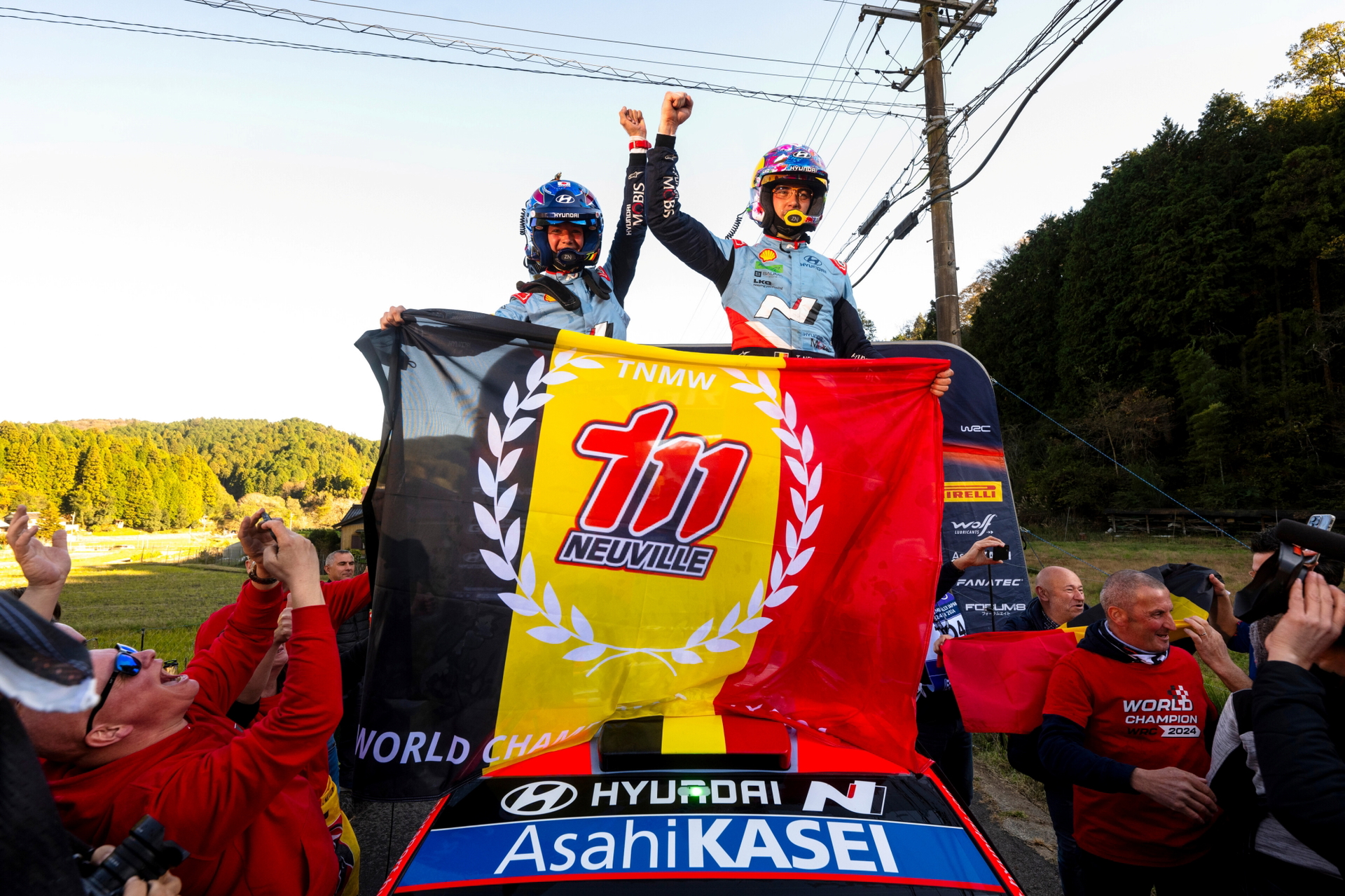 Celebración en el podio, pilotos festejan victoria tras un emocionante rally. ¡Pasión y adrenalina a flor de piel!