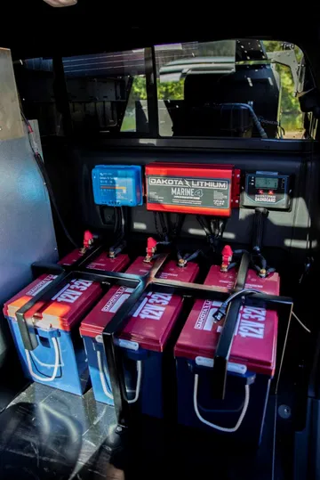 Vista del sistema de baterías y control eléctrico del Trailgater.
