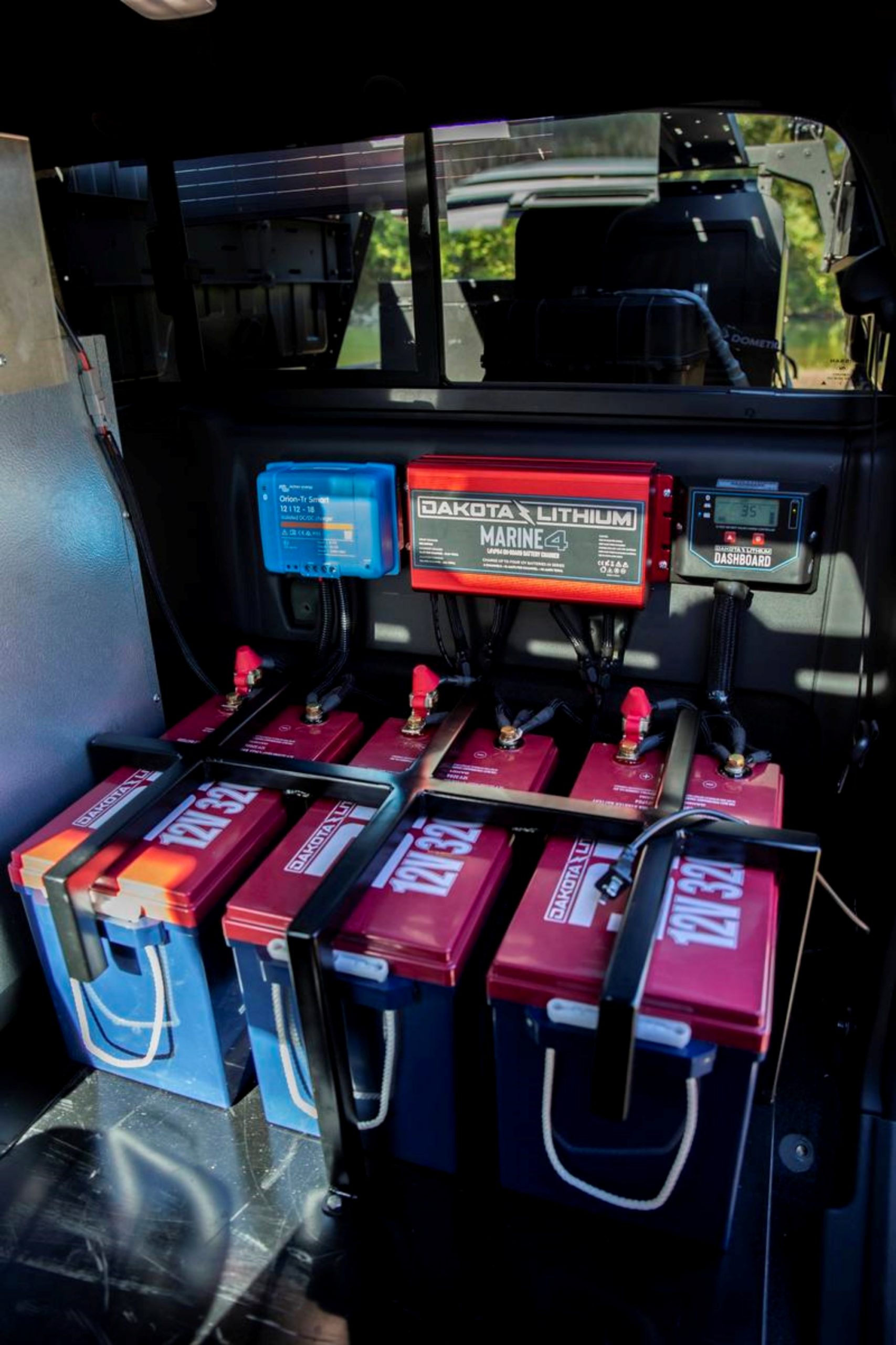 Vista del sistema de baterías y control eléctrico del Trailgater.