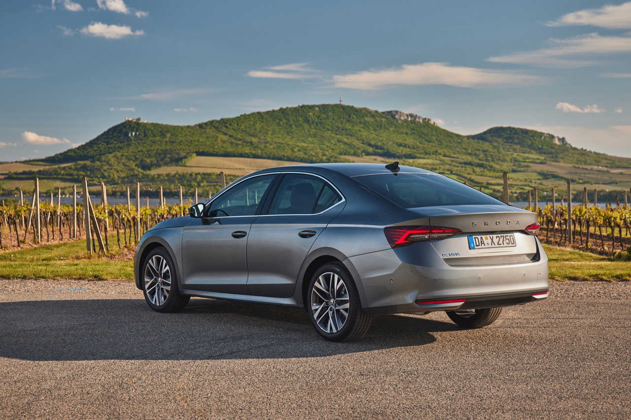 El Skoda Octavia Combi 2025 combina espacio y eficiencia en un diseño moderno.