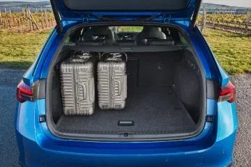 El Skoda Octavia Combi 2025 ofrece un maletero de 640 l, ideal para viajes largos. El Skoda Octavia Combi 2025 ofrece un maletero de 640 l, ideal para viajes largos.
