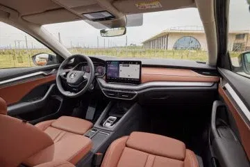 Interior del Skoda Octavia Combi 2025, con acabados elegantes y tecnología avanzada. Interior del Skoda Octavia Combi 2025, con acabados elegantes y tecnología avanzada.