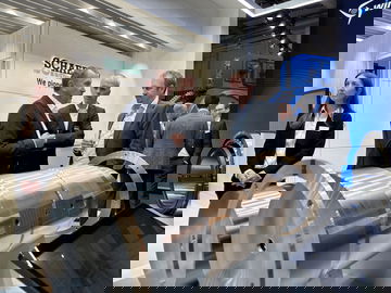 Directivos debaten junto a componentes automotrices, reflejando tensión en el sector.