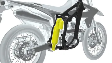 Detalles del chasis y suspensión de la Suzuki DR-Z4SM, mostrando su estructura robusta.