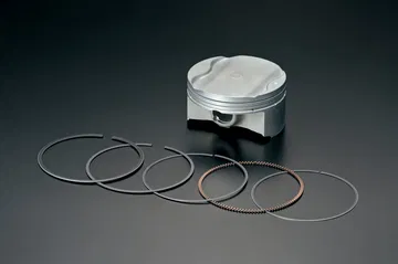 Pistón del motor del Suzuki DR-Z4SM, pieza clave para su rendimiento.