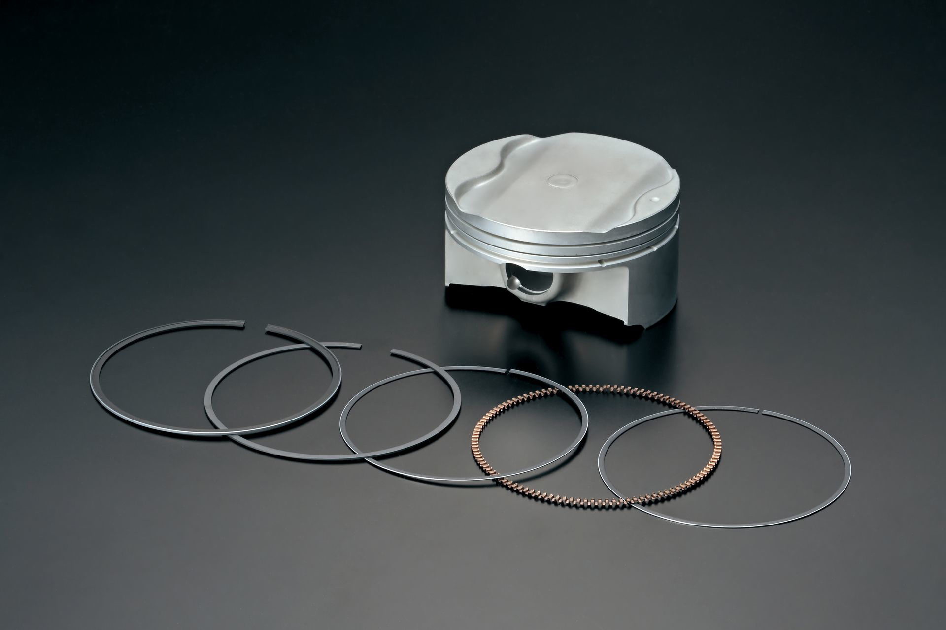 Pistón del motor del Suzuki DR-Z4SM, pieza clave para su rendimiento.