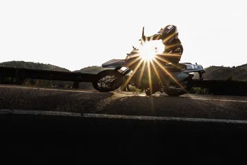 La Suzuki DR-Z4SM combina ligereza y potencia para una experiencia única sobre dos ruedas.