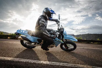 La Suzuki DR-Z4SM brilla con su diseño agresivo y versatilidad, ideal para el A2.