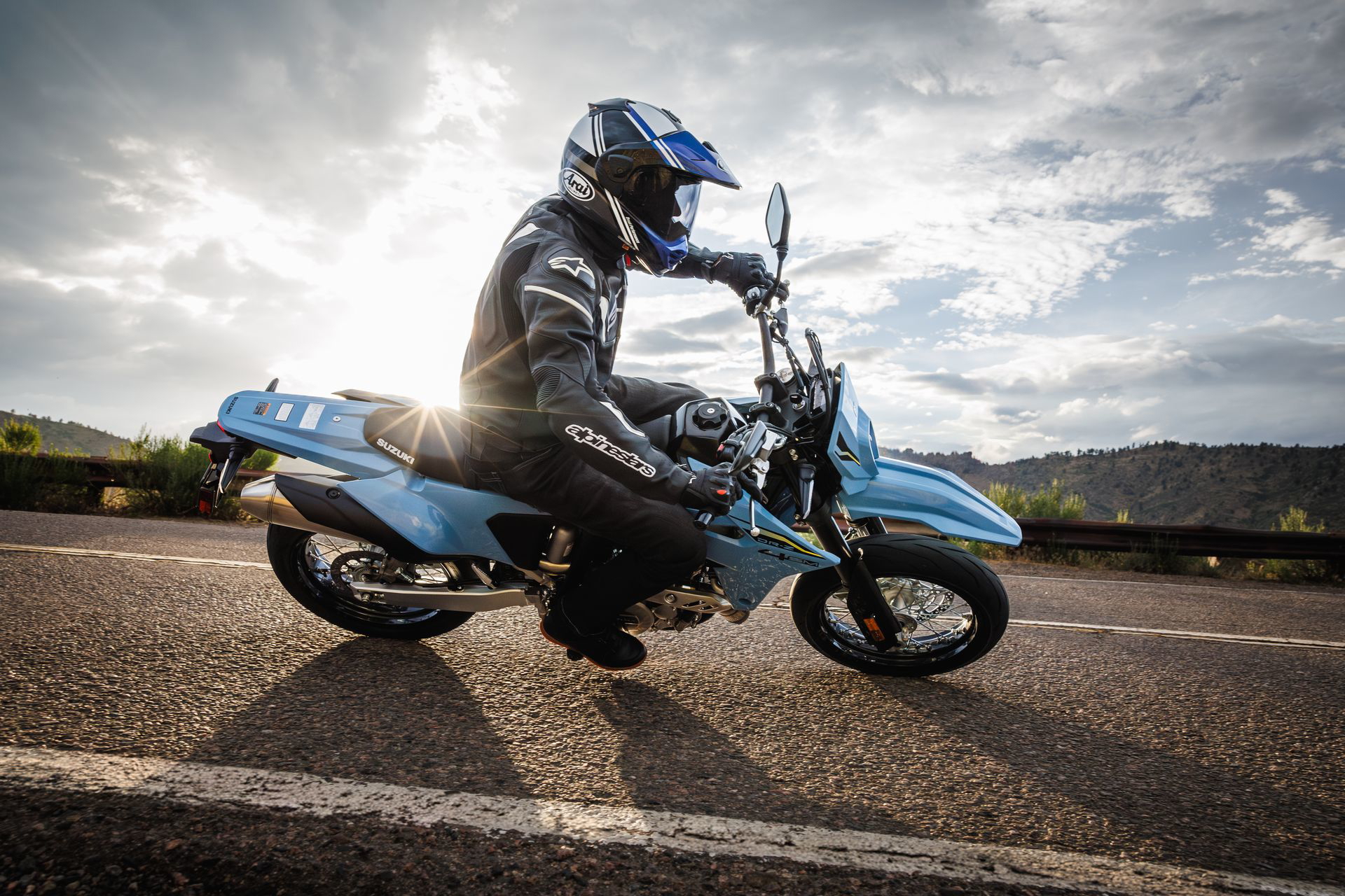 La Suzuki DR-Z4SM brilla con su diseño agresivo y versatilidad, ideal para el A2.