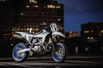 La Suzuki DR-Z4SM combina un diseño audaz con un rendimiento excepcional para el piloto aventurero.