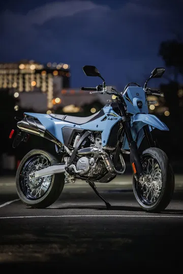 La Suzuki DR-Z4SM destaca por su diseño agresivo y ligero, ideal para aventuras urbanas y off-road.