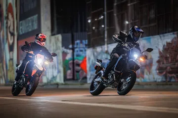 Suzuki DR-Z4SM en acción nocturna, mostrando su diseño agresivo