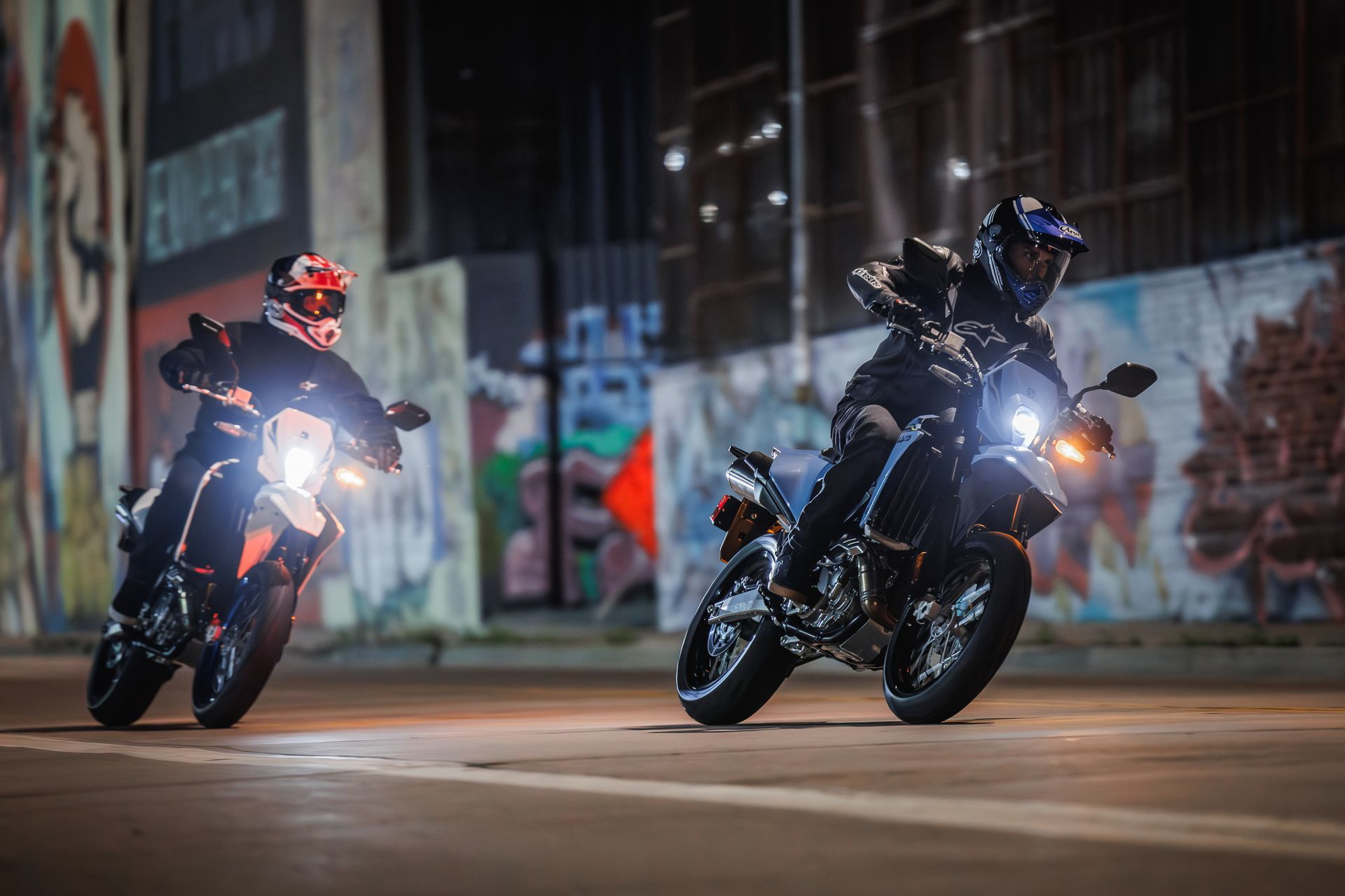 Suzuki DR-Z4SM en acción nocturna, mostrando su diseño agresivo