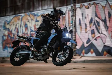 La Suzuki DR-Z4SM combina ligereza y potencia, perfecta para el carnet A2.