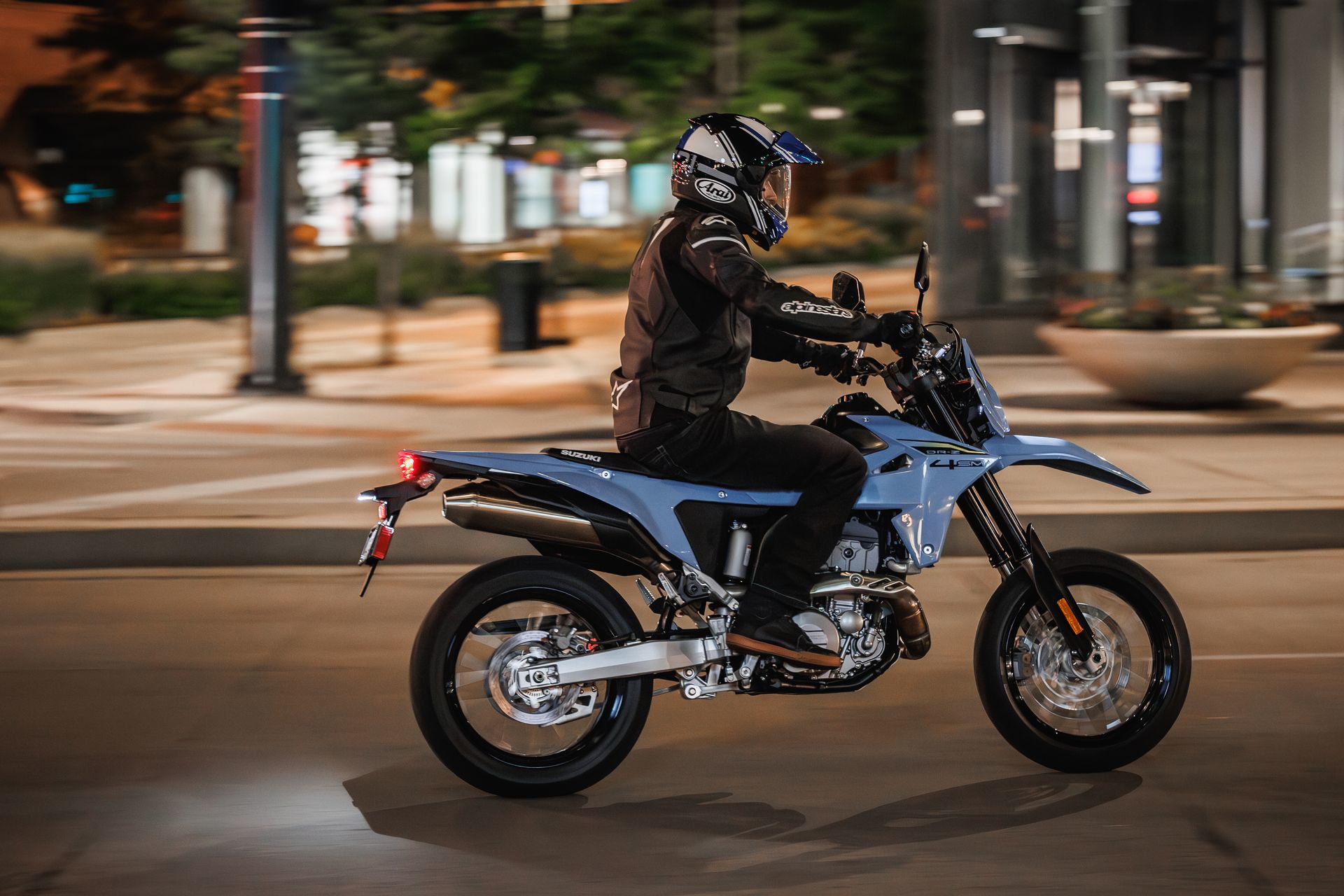 La Suzuki DR-Z4SM destaca por su diseño urbano y dinámico, ideal para un pilotaje divertido