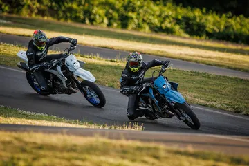 La Suzuki DR-Z4SM destaca por su diseño agresivo y peso ligero, ideal para los amantes de la adrenalina.