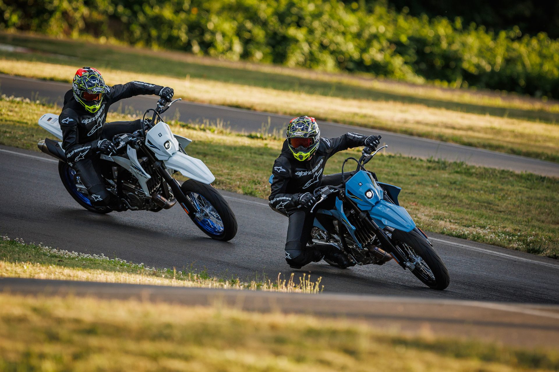 La Suzuki DR-Z4SM destaca por su diseño agresivo y peso ligero, ideal para los amantes de la adrenalina.