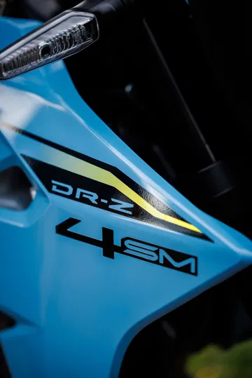 La Suzuki DR-Z4SM destaca por su diseño audaz y características llamativas.